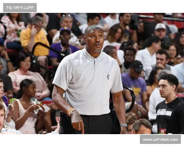 知名教练菲尔·汉迪加盟黄蜂教练组，负责球员发展