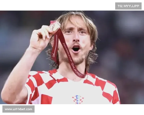 终场哨响，克罗地亚老将莫德里奇跪地掩面