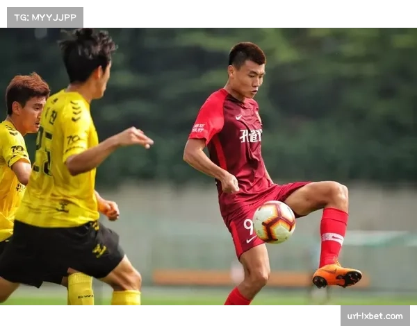 球员热身区现“共享按摩师”，为小协会选手提供服务